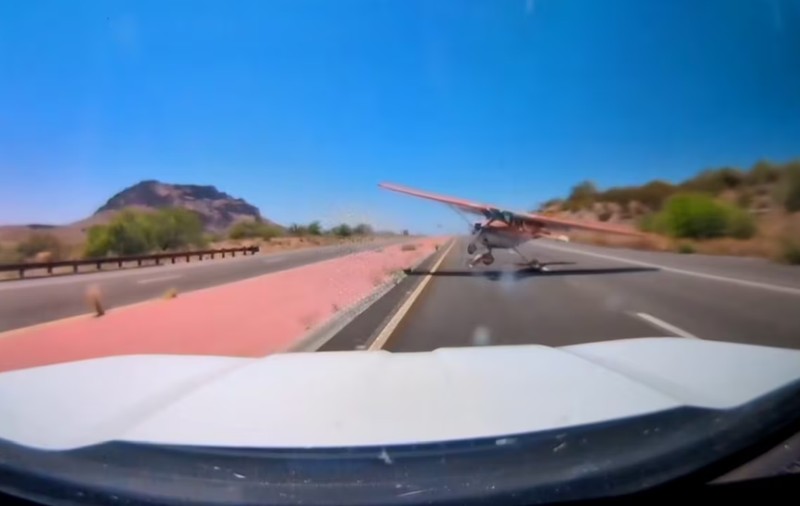 Momentul în care un avion aterizează în fața unei mașini pe o autostradă din SUA: „Pare ireal, când revăd filmarea”