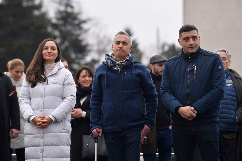 Anamaria Gavrila (S), presedinta a Partidului Oamenilor Tineri (POT), Calin Georgescu (C) si George Simion (D), resedintele AUR, participa la un protest organizat de Alianta pentru Unirea Romanilor (AUR)