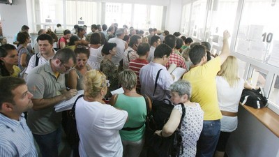 Oamenii care stau la coadă și care vor fi agresivi sau nepoliticoși la ghișeu ar putea fi amendați și dați afară. Fotografie cu caracter ilustrativ