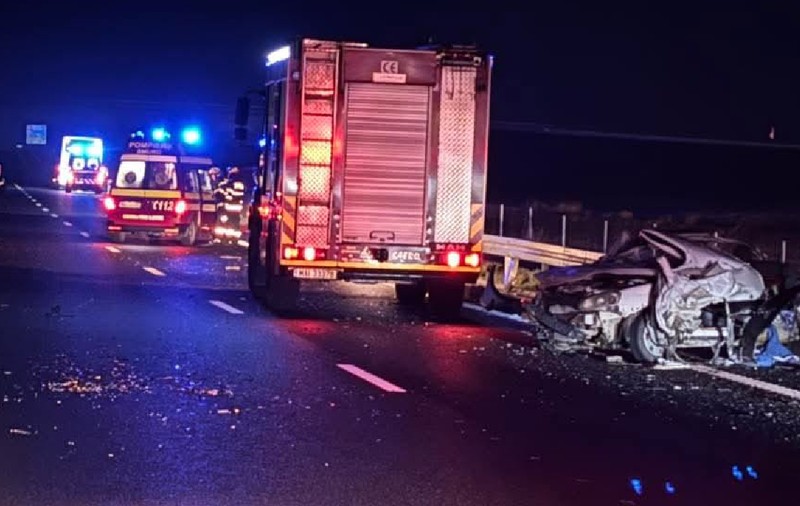 Un autocar cu 38 de copii a izbit o mașină oprită fără semnalizare pe Drumul Expres Piteşti-Craiova și s-a răsturnat