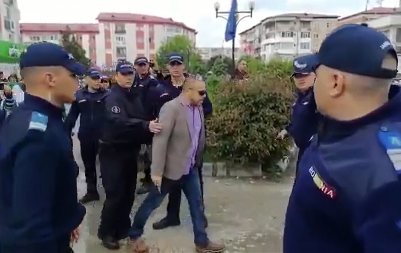 UPDATE: 10 protestatari, ridicați de jandarmi la Topoloveni, în timpul unei vizite a lui Liviu Dragnea. Explicațiile Jandarmeriei Argeș