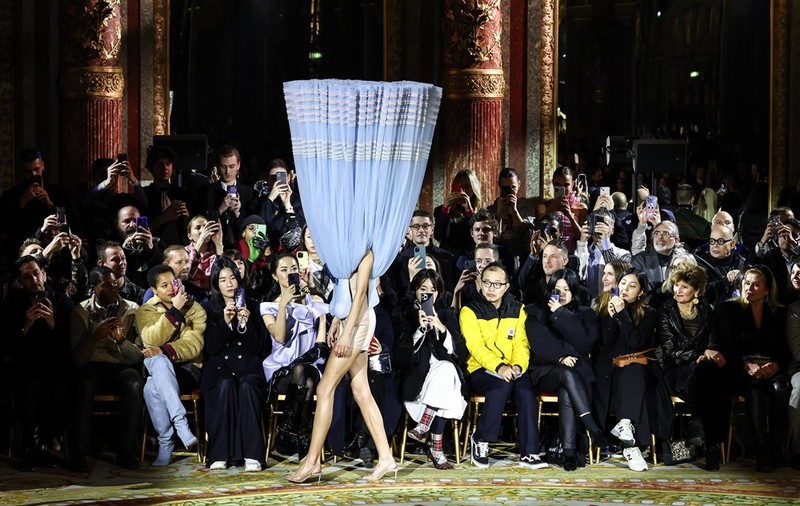 „Rochiile plutitoare” de la Săptămâna Modei de la Paris 2023. Fotomodelele au defilat pe podium în ținute inovatoare