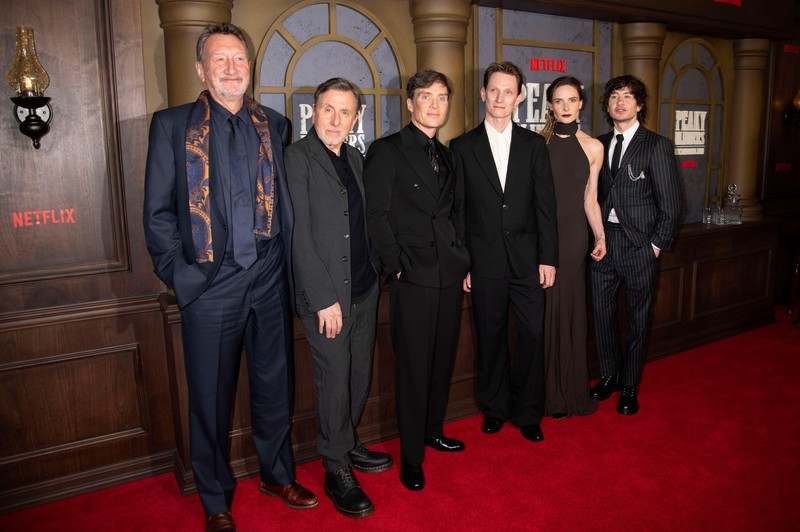 Steven Knight, Tim Roth, Cillian Murphy, Tom Harper, Rebecca Ferguson și Barry Keoghan la premiera filmului Netflix „Peaky Blinders”. Foto: Profimedia