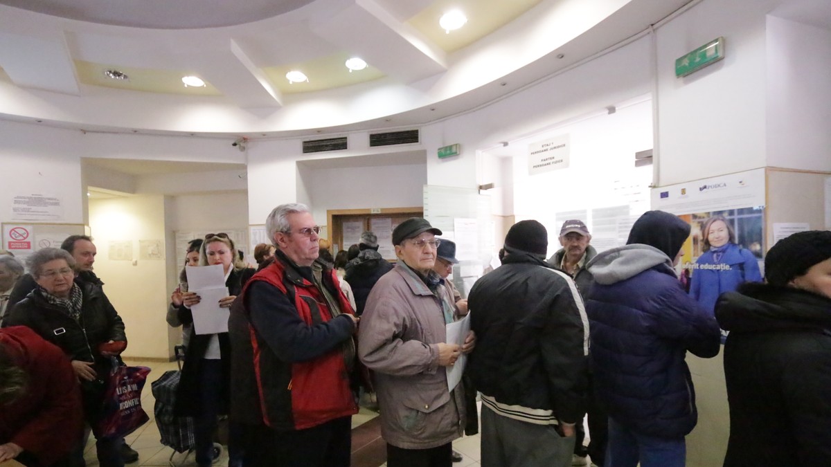 Ce penalități riscăm dacă nu plătim la timp taxele la stat. Oameni la coadă și funcționari la ghișeu