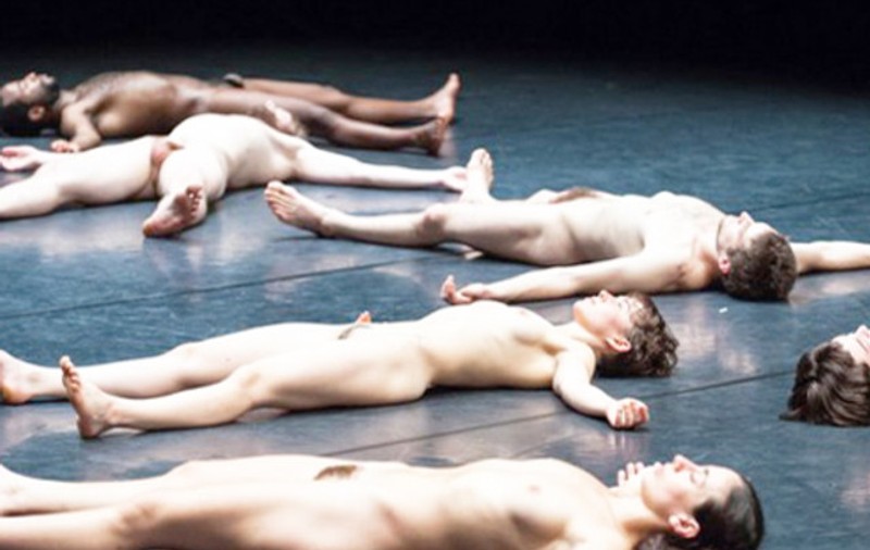 Sport ”extrem”: dansatori goi, de dorul artei, într-un spectacol de teatru
