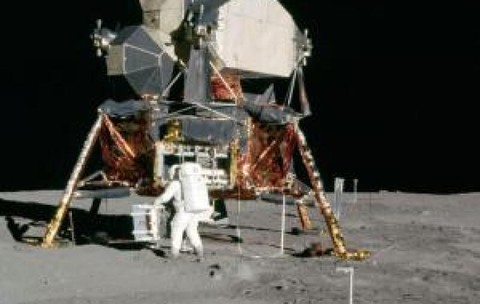 A cumpărat cu 995 de $ un obiect ajuns pe Lună, apoi l-a vândut cu 1,8 milioane. NASA a dat-o în judecată