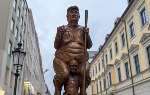 O statuie de aur de 2,5 metri numită „Ciuma portocalie” îl înfățișează pe Donald Trump în Parlamentul European din Strasbourg. Foto: Hepta