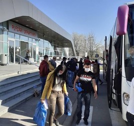 Aeroportul din Iași-oamenii așteaptă zborul spre Berlin