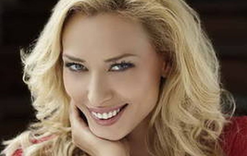 CINE O ADULMECĂ CU OCHII ÎNCHIŞI PE IULIA VÂNTUR! "SUFLET DE ROMÂN IUBITOR!" A EXCLAMAT BLONDA!