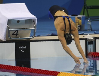 Înotătoarea americană Jessica Long sare în bazin, pentru proba de 100 de metri liber de la Jocurile Paralimpice. (FOTO: EPA)