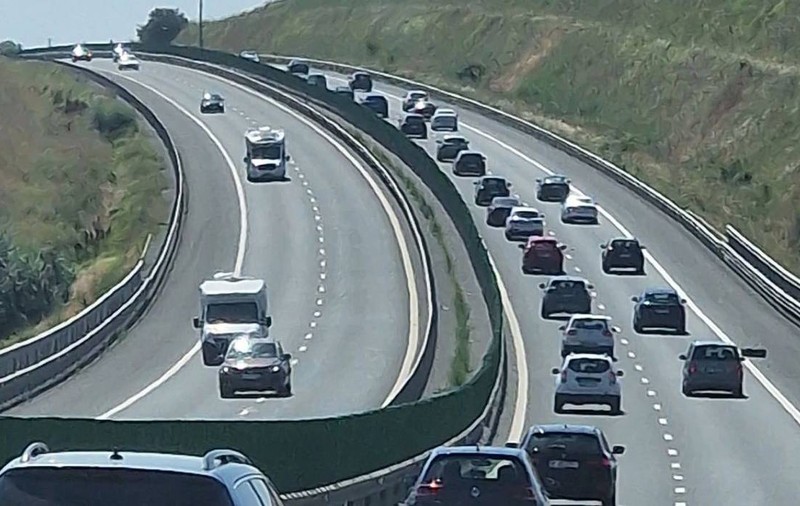 Coadă de 7 kilometri pe autostrada Soarelui A2, spre litoral, după un accident cu trei mașini: doi copii au fost răniți