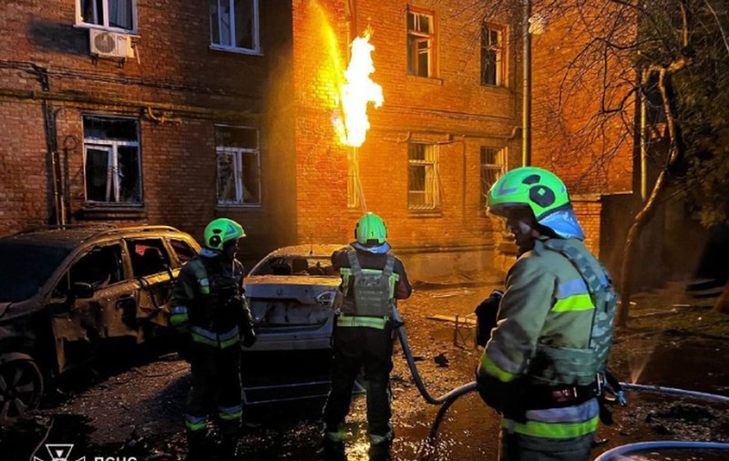 Război în Ucraina, ziua 946 | Incendiu la o clădire din Kiev, după căderea unor fragmente de drone. Bombardamente în Zaporojie