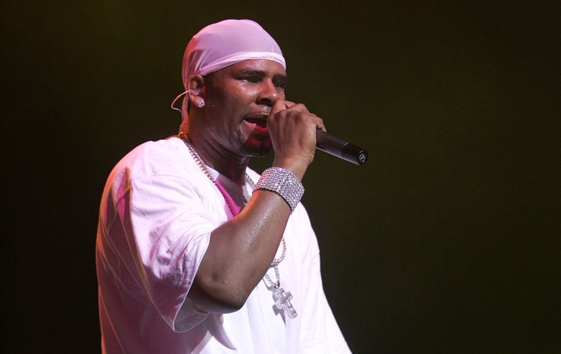 R. Kelly se confruntă cu noi acuzaţii de abuzuri sexuale. Două femei au povestit cum au fost luate de lângă scenă și duse într-o cameră de hotel