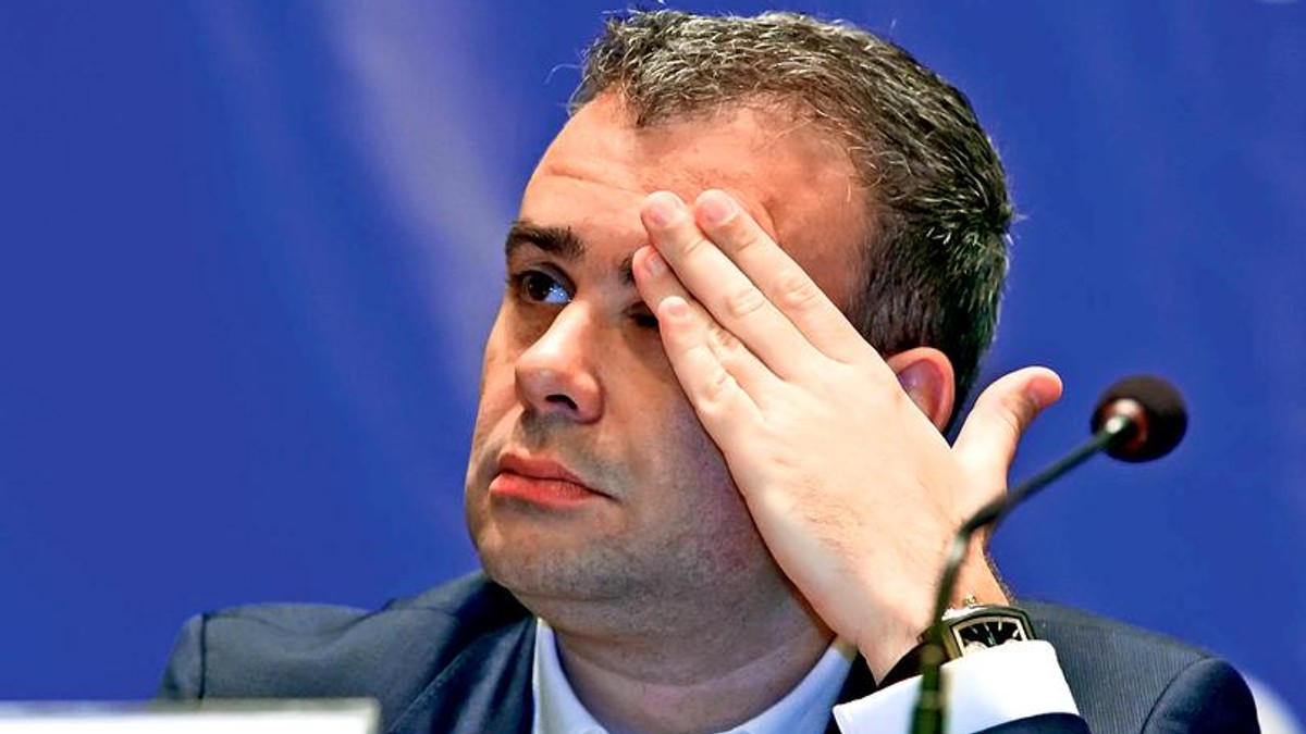Darius Vâlcov susține că KGB a vrut să-l racoleze. Darius Vâlcov, cu mâna stângă dusă la tâmplă