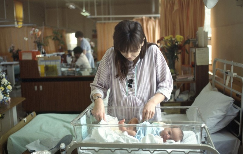 15.000 de mame au fost obligate să-și dea copiii spre adopție imediat după naștere, pentru că au rămas însărcinate când nu erau căsătorite, în Olanda