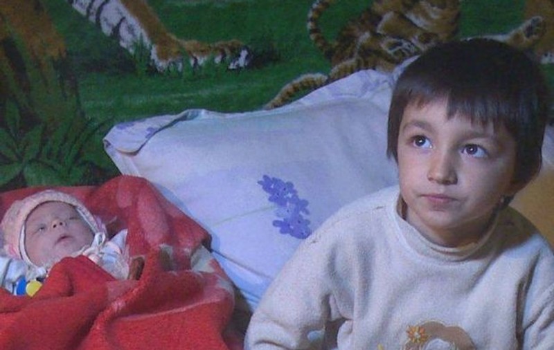 Emanuel, copilul din Vaslui care și-a salvat surorile din flăcări, primește o casă nouă. Oameni cu suflet mare sar în ajutorul familiei, în prag de sărbători