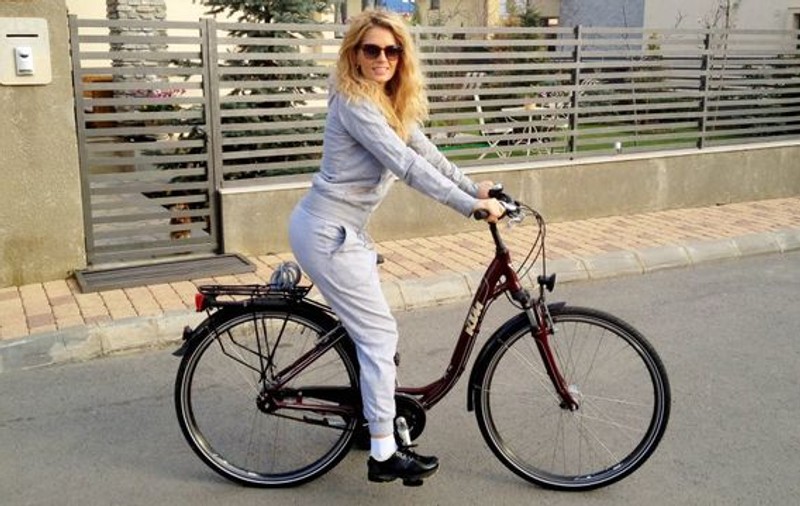 Andreea Bănică se menține în formă mergând cu bicicleta