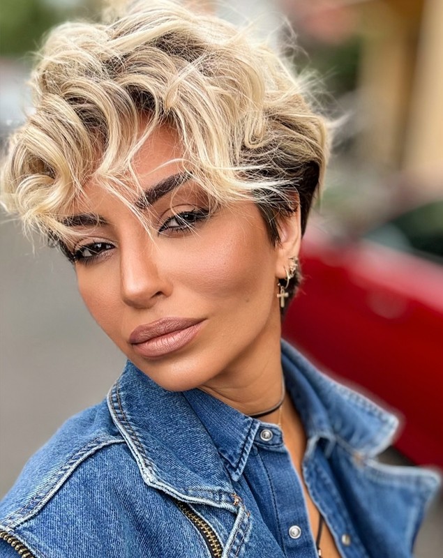Imagini cu Giulia Anghelescu în costum de baie și clăpari, în zăpadă. „Nu am răcit dar nici nu am mai avut curaj să fac asta”