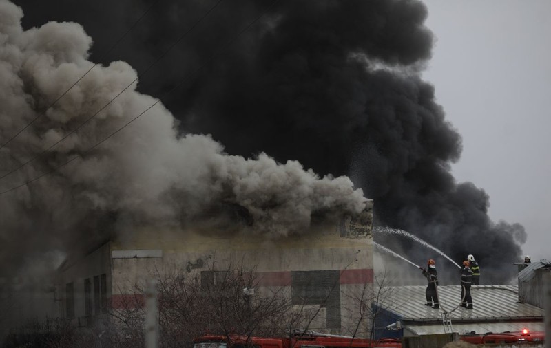 Incendiul de lângă Capitală e sub control, anunță ISU. A fost redus efectivul pompierior
