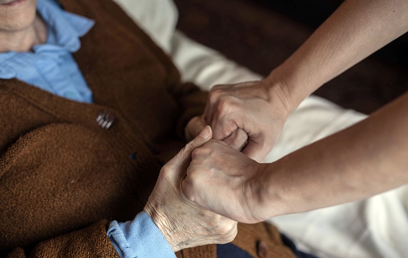 O femeie care lucra ca îngrijitoare în Germania a fost concediată după opt luni la program zi-lumină