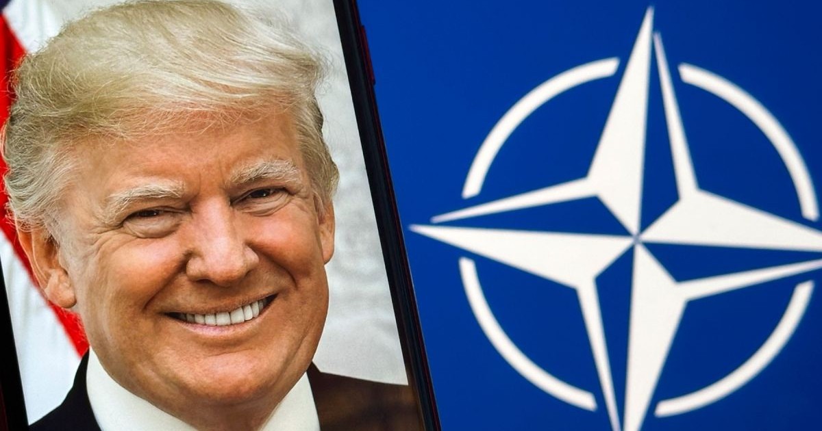 Colaj foto cu Donald Trump, în stânga, în timp ce zâmbește, iar în dreapta steagul NATO Foto: Profimedia