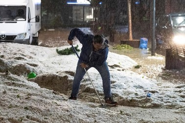 Locuitor din Madrid curăță strada în urma furtunii violente | Foto: EPA