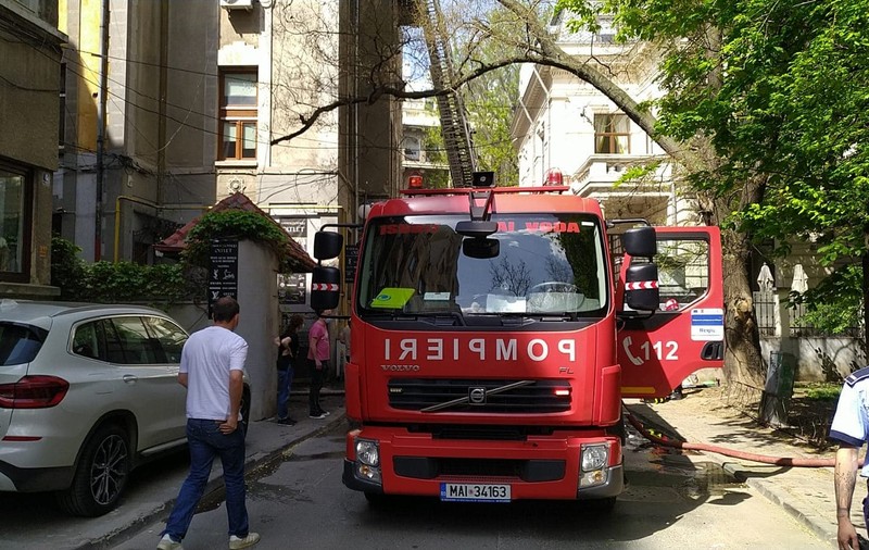 Incendiu la o casă de lângă Ateneul Român. Proprietarul locuinței, imobilizat și amendat de polițiști