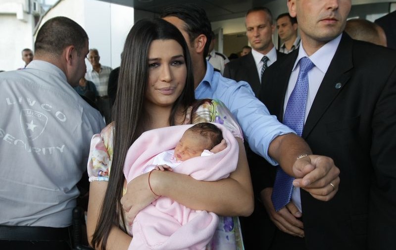 Clipa pe care o aştepta! Uite ce fericită este EBA cu bebeluşul în braţe! | FOTO EXCLUSIV