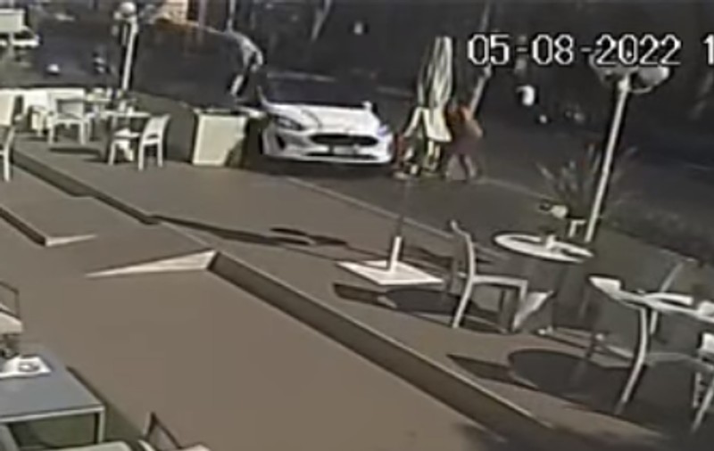 VIDEO | Momentul în care o româncă este aruncată 10 metri în aer de un șofer care conducea nebunește pe trotuar o mașină furată, în Italia