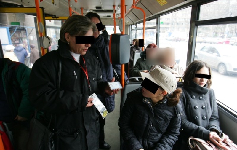 Controlorii RATB nu-i vor mai amenda pe cei care circulă fără bilet. Ce părere ai de acest proiect?