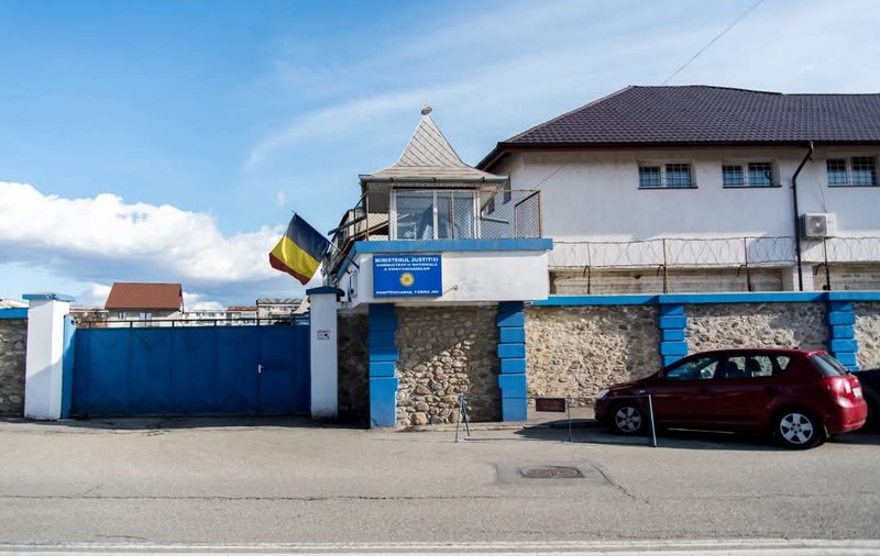 Bucătarul de la penitenciarul din Târgu Jiu a fost pus să păzească deținuții: „Ce știe el cu arma? Ce face în cazul unei revolte?”
