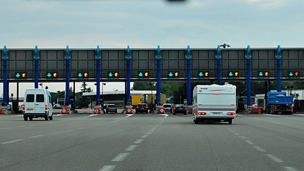 Un șofer român din Franța a trecut de 91 de ori prin punctele de taxare fără să plătească! Ce explicații a dat în fața autorităților