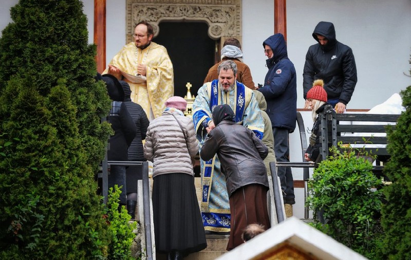 Mai multe biserici au sfidat regulile autorităţilor şi au împărtăşit credincioşii cu aceeaşi linguriță. Mitropolia Cluj: „Nimeni nu a venit cu lingura de acasă”