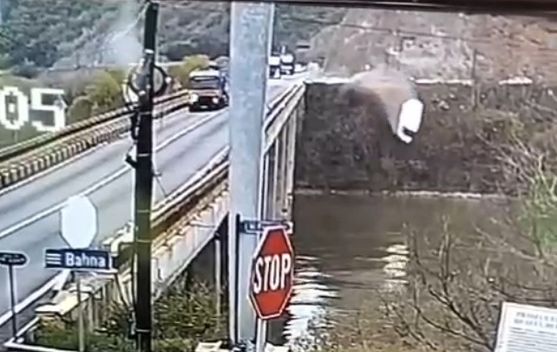 Momentul în care microbuzul a căzut în Dunăre, în județul Mehedinți, între Drobeta-Turnu Severin și Orșova | VIDEO