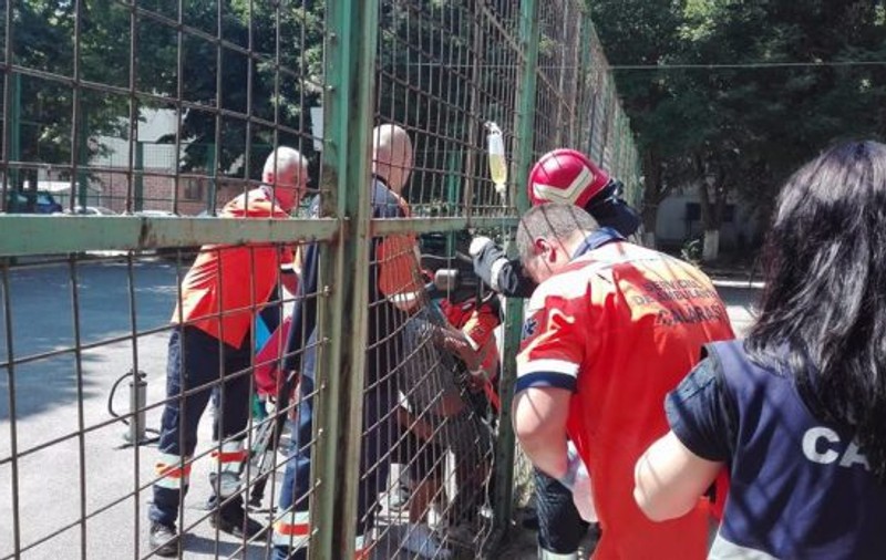 Anchetă în cazul copilului rănit grav într-un parc din Călărași. Primăria a închis locul de joacă