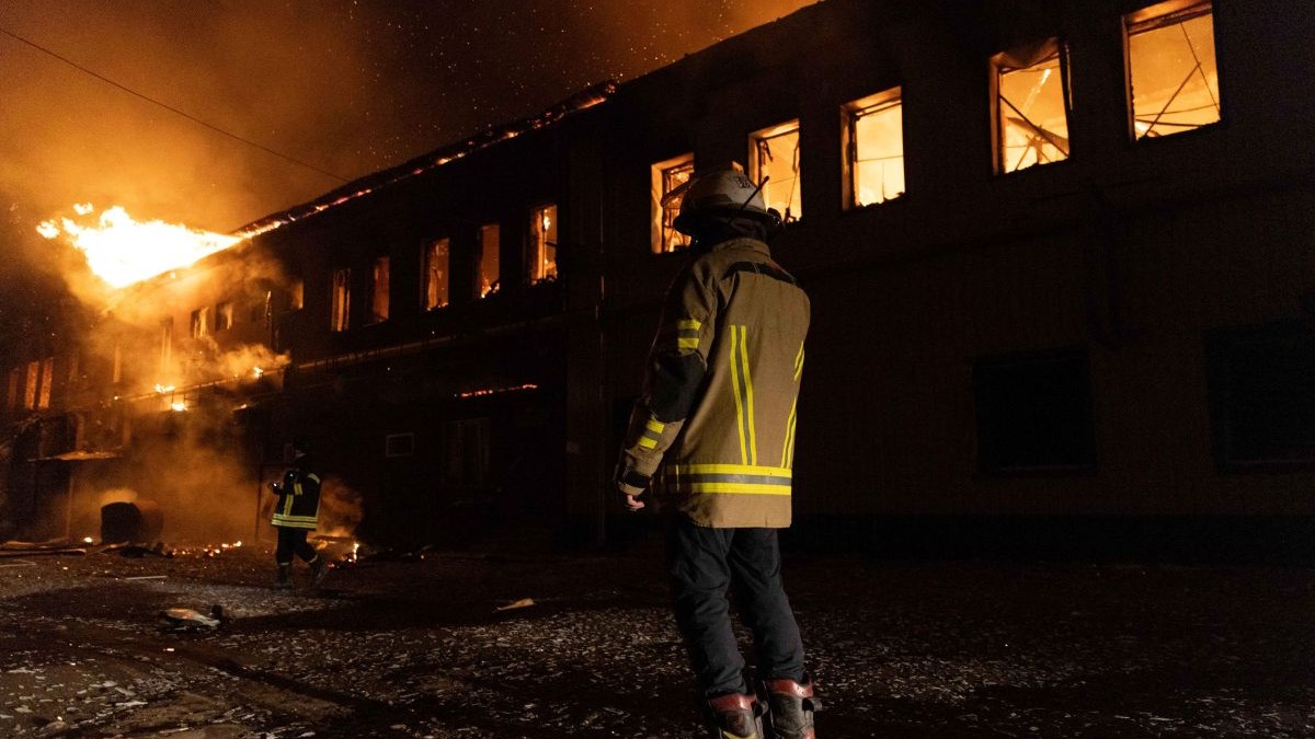 28 ianuarie 2025, Harkiv, Ucraina: Unul dintre pompieri stinge un incendiu după un atac rusesc asupra unei fabrici civile din Harkov