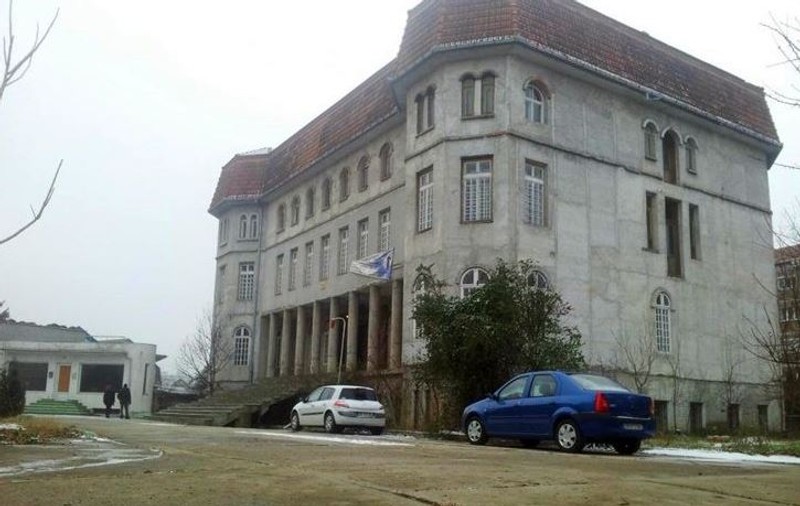 Un palat al romilor din Timișoara este scos la vânzare la un preț fabulos. Are patru etaje, mansardă, dar nu e tencuit