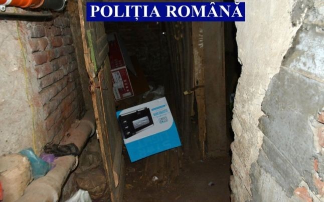 Pivnița în care erau ascunși banii furați | Foto: Poliția Română
