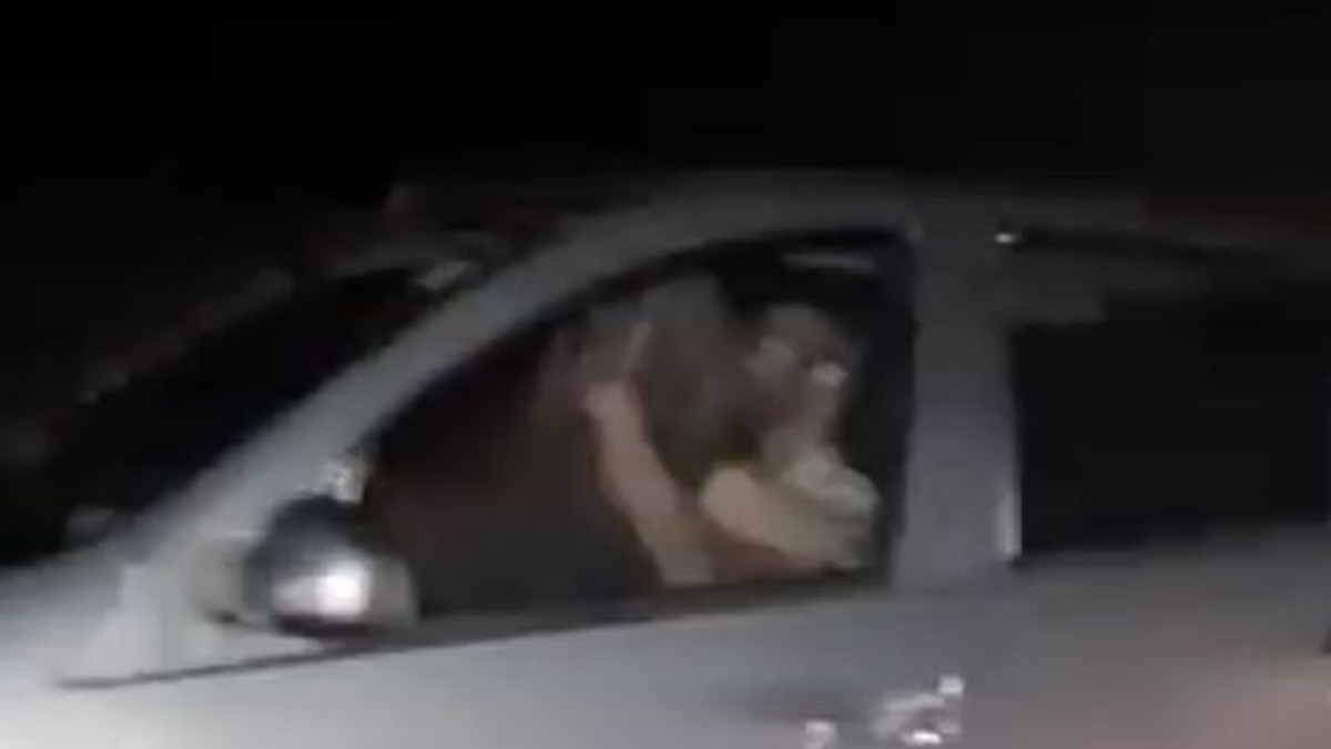 Cuplu filmat făcând sex la volan
