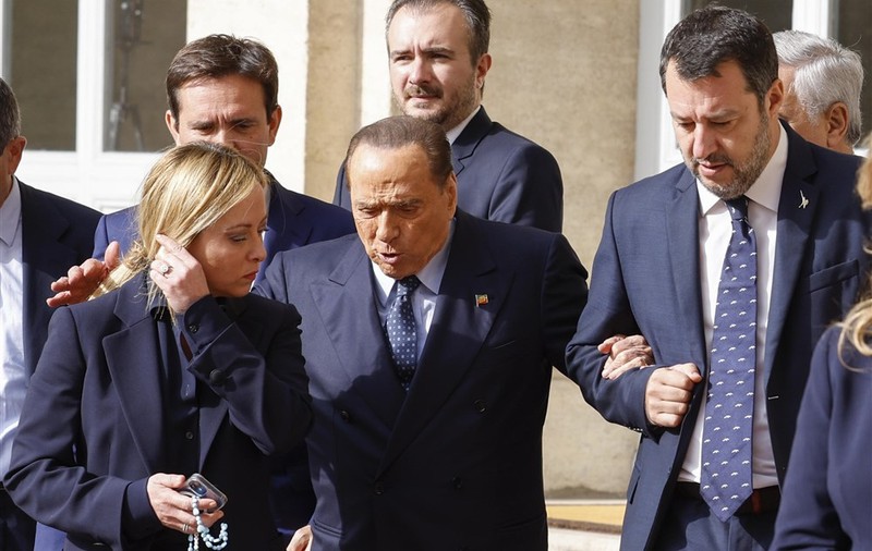 Guvernul de la Roma amână decizia privind trimiterea de arme în Ucraina. Berlusconi și Salvini se opun intenției lui Meloni, scrie presa italiană