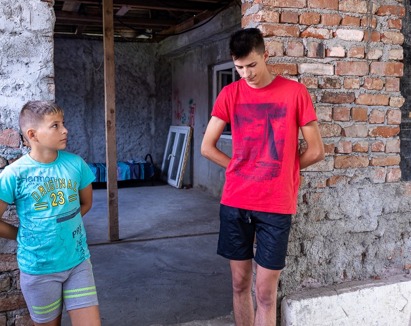 La 19 ani, abandonat de părinţi, Cristi pune pâinea pe masă şi îşi creşte fratele mai mic! “Mama ne-a luat şi televizorul când a plecat”