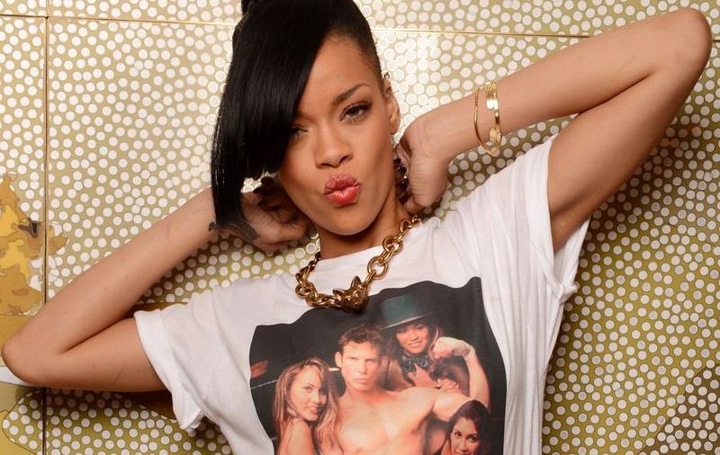 Aşa e când nu ai ce face cu banii! Rihanna cumpără informaţii despre OZN-uri