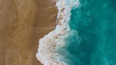 faleză ocean - marea se întâlnește cu plaja