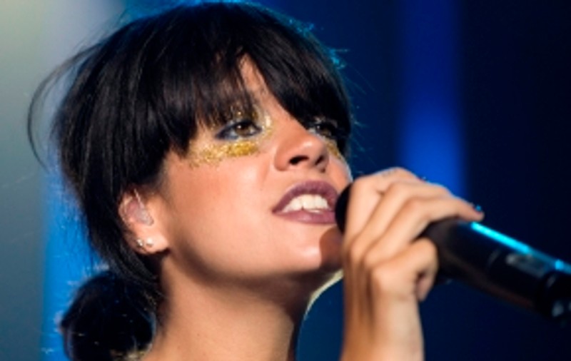 Lily Allen anulează un concert pe caz de boală
