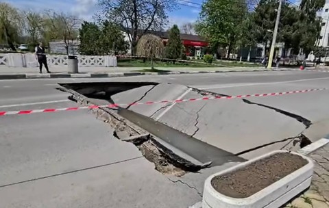 Un crater uriaș de cinci metri a apărut în Constanța, după ce un drum s-a surpat brusc. Podul avea 90 de ani: „Se circula cu căruțele”