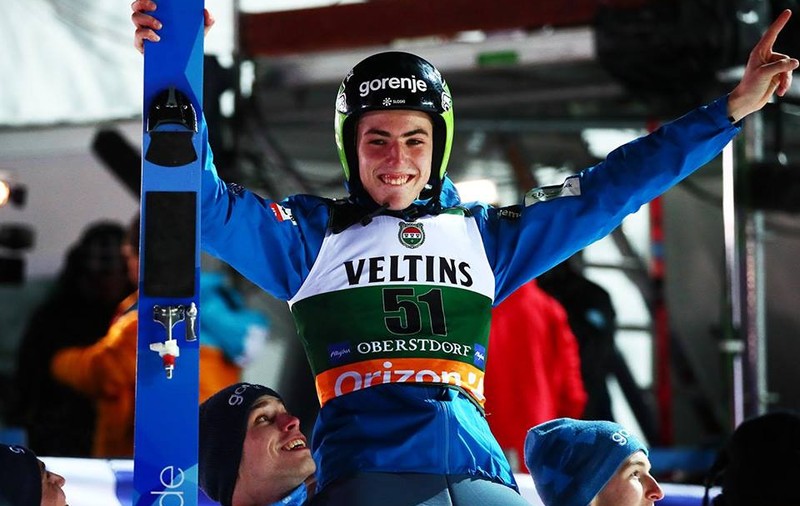 Încă un copil-minune: la 18 ani, slovenul Timi Zajc a câștigat prima sa etapă în Cupa Mondială de sărituri cu schiurile. Ryoyu Kobayashi, spre victoria finală