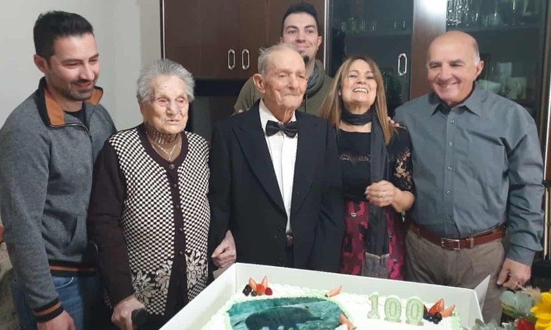 Vittorio Lai, alături de familia lui, sâmbătă, când a împlinit 100 de ani | Foto: Giacomo Mameli