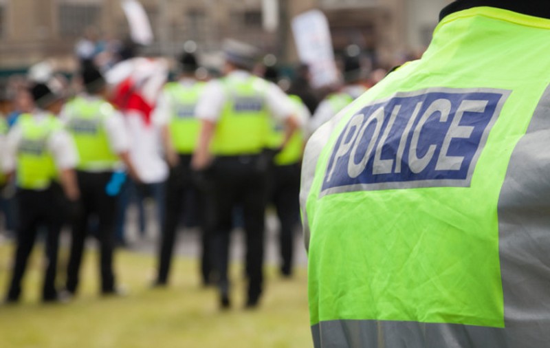 Un bărbat căutat de poliție în Anglia s-a predat, spunând că nu mai suportă carantina alături de oamenii cu care locuia