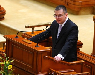 Premierul Mihai Răzvan Ungureanu, la ședința comună a Senatului și Camerei Deputaților în cadrul căreia se dezbate moțiunea de cenzură „Opriți Guvernul șantajabil. Așa nu, niciodată!”, inițiată de 116 deputați și senatori. Foto: Agerpres