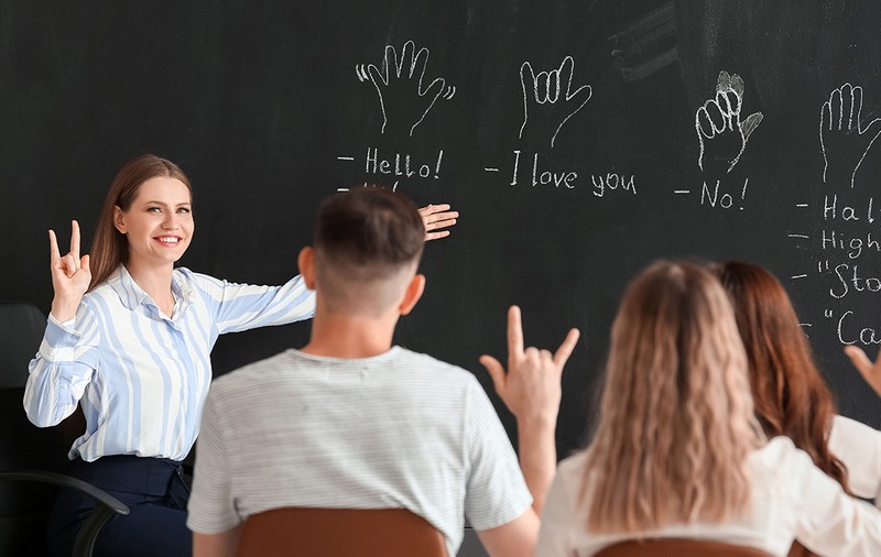 Cum poți învăța limba semnelor române pentru a ajuta comunitatea surzilor. Primul curs din România. Florica Iuhaș: „Mi s-a părut normal ca făcând parte din comunitate să încerc să îi ajut cumva”